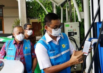 Wakil Direktur Utama PLN, Darmawan Prasodjo sedang melakukan simulasi pengisian daya pada mobil listrik menggunakan aplikasi Charge.IN yang sudah diluncurkan PLN. (Foto: Kominfo Jatim)