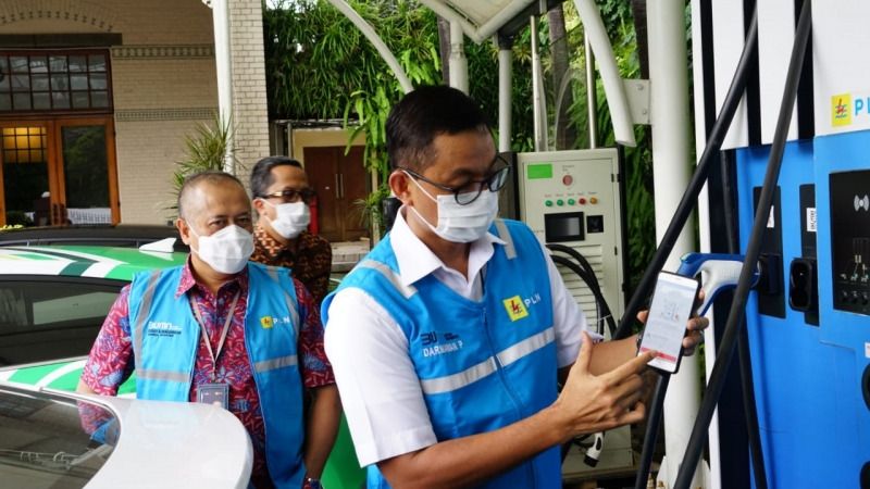 Wakil Direktur Utama PLN, Darmawan Prasodjo sedang melakukan simulasi pengisian daya pada mobil listrik menggunakan aplikasi Charge.IN yang sudah diluncurkan PLN. (Foto: Kominfo Jatim)