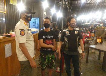 Razia dan operasi yustisi sedang dilakukan di salah satu tempat di Kota Surabaya saat PPKM. (Foto: Humas Polda Jatim) tugu jatim
