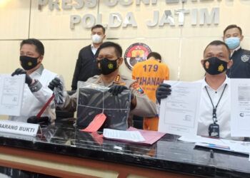 Rilis kasus pemalsuan hasil rapid test antigen palsu. (Foto: Dokumen/Polda Jatim)
