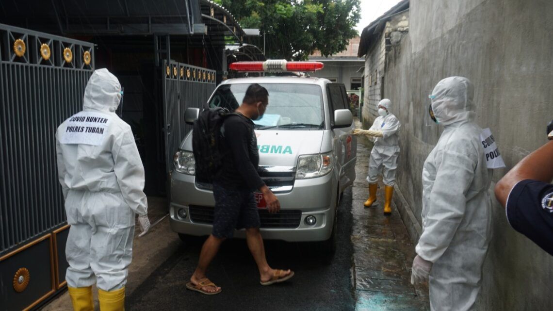 Pasien OTG di Tuban Dijemput untuk Jalani Isolasi Mandiri 1 Proses penjemputan pasien OTG COVID-19 yang dilakukan oleh Tim Mobile COVID-19 Hunter. (Foto: Humas Polres Tuban)
