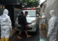 Proses penjemputan pasien OTG COVID-19 yang dilakukan oleh Tim Mobile COVID-19 Hunter. (Foto: Humas Polres Tuban)