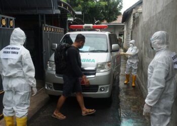 Proses penjemputan pasien OTG COVID-19 yang dilakukan oleh Tim Mobile COVID-19 Hunter. (Foto: Humas Polres Tuban)