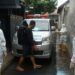 Pasien OTG di Tuban Dijemput untuk Jalani Isolasi Mandiri 8 Proses penjemputan pasien OTG COVID-19 yang dilakukan oleh Tim Mobile COVID-19 Hunter. (Foto: Humas Polres Tuban)