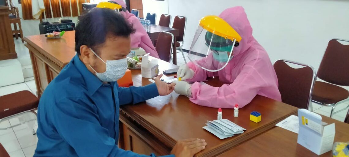KPU Tuban Gelar Rapid Test, Pastikan Kesehatan Para Anggota 1 Rapid test yang digelar KPU Tuban. (Foto: Moch Abdurrochim/Tugu Jatim)