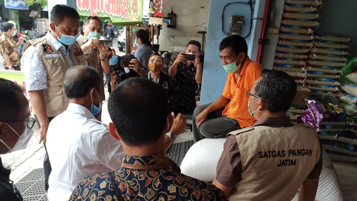 Badan Ketahanan Pangan dan Satgas Pangan Jatim melakukan sidak ke beberapa produsen tempe di Surabaya. (Foto: Dokumen/Polda Jatim)