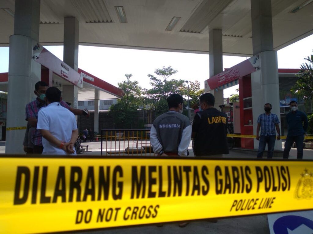 Garis polisi yang dipasang memagari SPBU Margomulyo Surabaya yang sempat terjadi letupan api yang mirip kebakaran. (Foto: Rangga Aji/Tugu Jatim)