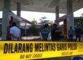 Garis polisi yang dipasang memagari SPBU Margomulyo Surabaya yang sempat terjadi letupan api yang mirip kebakaran. (Foto: Rangga Aji/Tugu Jatim)