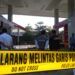 Garis polisi yang dipasang memagari SPBU Margomulyo Surabaya yang sempat terjadi letupan api yang mirip kebakaran. (Foto: Rangga Aji/Tugu Jatim)