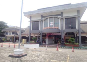 Stasiun Gubeng Surabaya yang masuk dalam wilayah kerja DAOP 8 PT KAI. (Foto: Rangga Aji/Tugu Jatim) pt kai pemkot surabaya