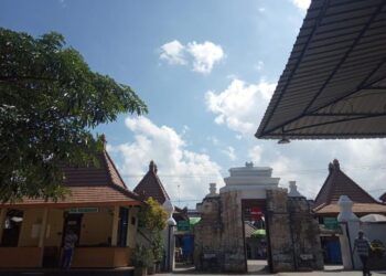 Wisata religi Makam Sunan Bonang tutup selama tiga hari selama libur tahun baru. Hal ini sebagai upaya untuk pencegahan penyebaran COVID-19. (Foto: Agus Setawan/Tugu Jatim)