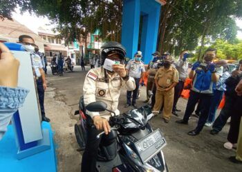 Wali Kota Sutiaji ketika meresmikan sistem e-parking di kawasan Stadion Gajayana Kota Malang. (Foto: Feni Yusnia/Tugu Malang/Tugu Jatim)