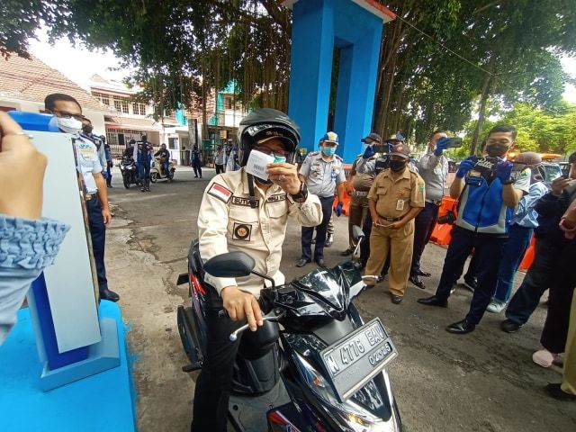 Wali Kota Sutiaji ketika meresmikan sistem e-parking di kawasan Stadion Gajayana Kota Malang. (Foto: Feni Yusnia/Tugu Malang/Tugu Jatim)