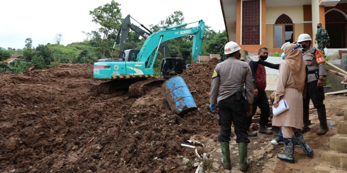 Cara Menghadapi Bencana Tanah Longsor 1 Ilustrasi bencana tanah longsor yang terjadi di Sumedang. (Foto: BNPB)