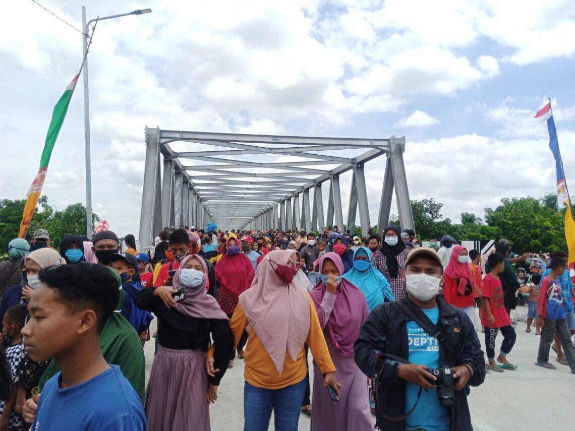 Jembatan Terusan Bojonegoro Blora Diresmikan, Ratusan Warga Antusias Menyaksikan 1 Ratusan warga tampak antusias menyaksikan peresmian jembatan baru penghubung Blora dan Bojonegoro, yakni Terusan Bojonegoro Blora. (Foto: Moch Abdurrochm/Tugu Jatim)