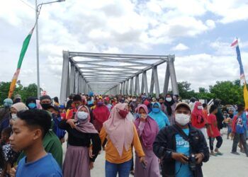 Ratusan warga tampak antusias menyaksikan peresmian jembatan baru penghubung Blora dan Bojonegoro, yakni Terusan Bojonegoro Blora. (Foto: Moch Abdurrochm/Tugu Jatim)