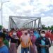Jembatan Terusan Bojonegoro Blora Diresmikan, Ratusan Warga Antusias Menyaksikan 8 Ratusan warga tampak antusias menyaksikan peresmian jembatan baru penghubung Blora dan Bojonegoro, yakni Terusan Bojonegoro Blora. (Foto: Moch Abdurrochm/Tugu Jatim)