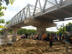 Ratusan warga tampak antusias menyaksikan peresmian jembatan baru penghubung Blora dan Bojonegoro, yakni Terusan Bojonegoro Blora. (Foto: Moch Abdurrochm/Tugu Jatim)