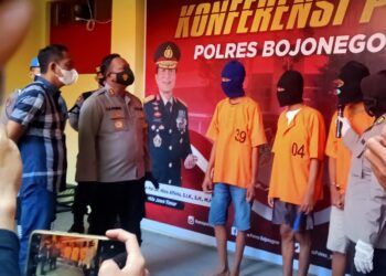 Tiga pelajar di Bojonegoro yang diamankan karena kasus pengeroyokan. (Foto: Mila Arinda/Tugu Jatim)