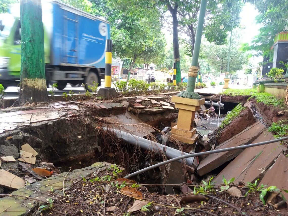 Pengguna Jalan Keluhkan Ambrolnya Trotoar di Jalan Pahlawan, Tuban 1 Trotoar ambrol yang berada di Jalan Pahalawan, Kabupaten Tuban. (Foto: Moch Abdurrochim/Tugu Jatim)