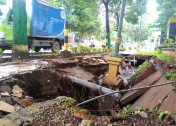 Pengguna Jalan Keluhkan Ambrolnya Trotoar di Jalan Pahlawan, Tuban