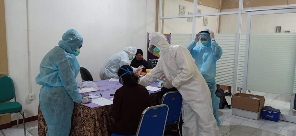 Pemeriksaan COVID-19 di kampus Unesa, Surabaya. (Foto: Dokumen Unesa)