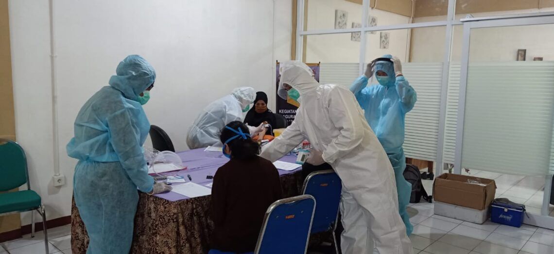 20 Akademisi Positif COVID-19, Unesa Terapkan PKBB Selama 2 Pekan 1 Pemeriksaan COVID-19 di kampus Unesa, Surabaya. (Foto: Dokumen Unesa)