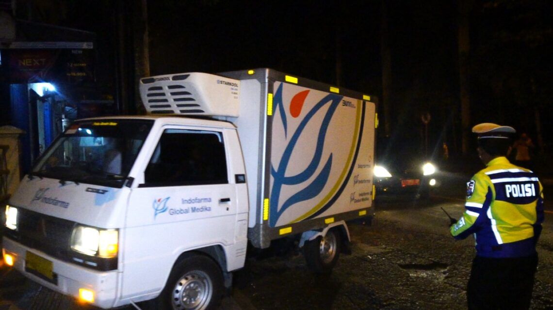 3.680 Vial Vaksin COVID-19 Tiba Di Bojonegoro, Polres: Kami Siap Melakukan Pengamanan Hingga Usai 1 Vaksin COVID-19 Tiba di Bojonegoro Selasa (26/1/2021) dini hari dan mendapat pengawalan ketat dari pihak kepolisian (Foto: Humas Polres Bojonegoro)