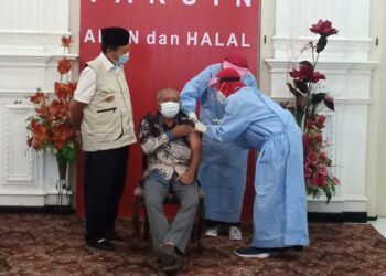 Ketua DPRD Tuban M. Miyadi di dampangi Bupati Tuban saat vaksinasi COVID-19, Rabu (27/1/2021). (Foto: Moch Abdurrochim/Tugu Jatim)