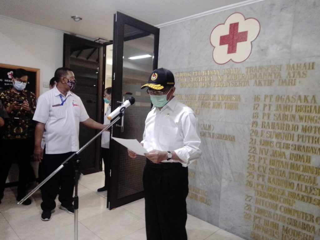 Menteri Koordinator Bidang Pembangunan Manusia dan Kebudayaan (PMK) Republik Indonesia Muhadjir Effendy di Unit Tranfusi Darah Palang Merah Indonesia (PMI) Kota Surabaya, Selasa (16/02/2021). (Foto: Rangga Aji/Tugu Jatim)