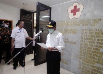 Menteri Koordinator Bidang Pembangunan Manusia dan Kebudayaan (PMK) Republik Indonesia Muhadjir Effendy di Unit Tranfusi Darah Palang Merah Indonesia (PMI) Kota Surabaya, Selasa (16/02/2021). (Foto: Rangga Aji/Tugu Jatim)