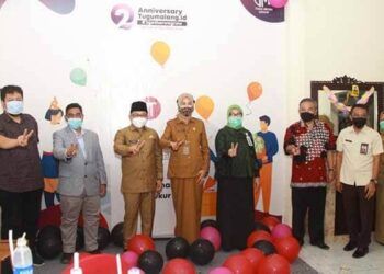 Penulis, Pakar Komunikasi dan Motivator Nasional Dr Aqua Dwipayana,(tiga dari kanan), saat hadir di acara ultah kedua tugumalang.id. (Foto: Dok/Tugu Jatim)