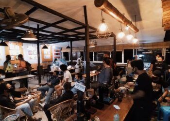 Aparat gabungan melakukan patroli skala besar selama masa PPKM di Kota Malang. Tapi, muncul kebijakan baru yaitu PPKM mikro untuk mencegah persebaran Covid-19. (Foto: Azmy/Tugu Jatim)