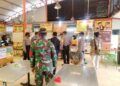 Tim Gabungan dari tiga pilar meliputi Kecamatan Wiyung, Polsek Wiyung, Koramil Wiyung, Satpol-PP Wiyung dan jajaran melakukan inspeksi mendadak (sidak) operasi yustisi di Sentra Kuliner Jajartunggal, Surabaya, Jumat (05/02/2021), pukul 10.00 WIB. (Foto: Rangga Aji/Tugu Jatim)