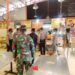 Tim Gabungan Operasi Yustisi: Pelanggar Prokes Covid-19 Bakal Disita dan Diblokir KTP-nya sebelum Bayar Denda! 9 Tim Gabungan dari tiga pilar meliputi Kecamatan Wiyung, Polsek Wiyung, Koramil Wiyung, Satpol-PP Wiyung dan jajaran melakukan inspeksi mendadak (sidak) operasi yustisi di Sentra Kuliner Jajartunggal, Surabaya, Jumat (05/02/2021), pukul 10.00 WIB. (Foto: Rangga Aji/Tugu Jatim)