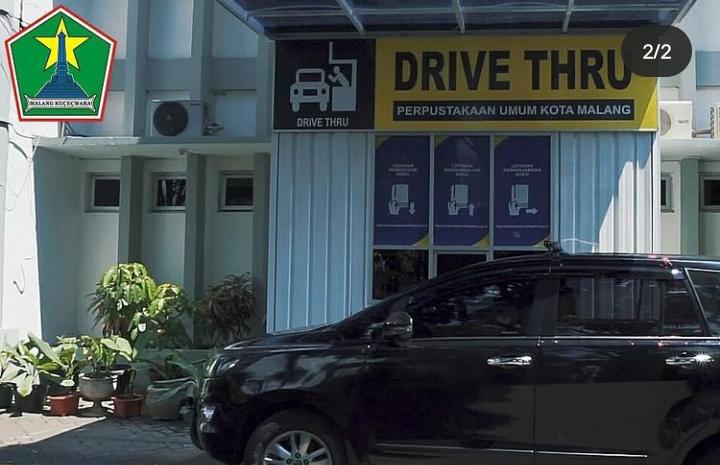 Drive thru adalah layanan terbaru dari Perpustakaan Umum Kota Malang untuk mempermudah meminjam dan mengembalikan buku. (Foto: Feni Yusnia/Tugu Jatim)