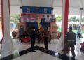 Bupati Malang Muhammad Sanusi menyerahan bendera zonasi Covid-19 kepada Camat Kepanjen. (Foto: Rap/Tugu Jatim)