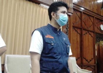 Wakil Gubernur Jawa Timur Emil Elestianto Dardak sedang diwawancarai di Kantor Gubernur, Jalan Pahlawan 110 Surabaya, soal perkembangan UMKM di Jatim. (Foto: Rangga Aji/Tugu Jatim)