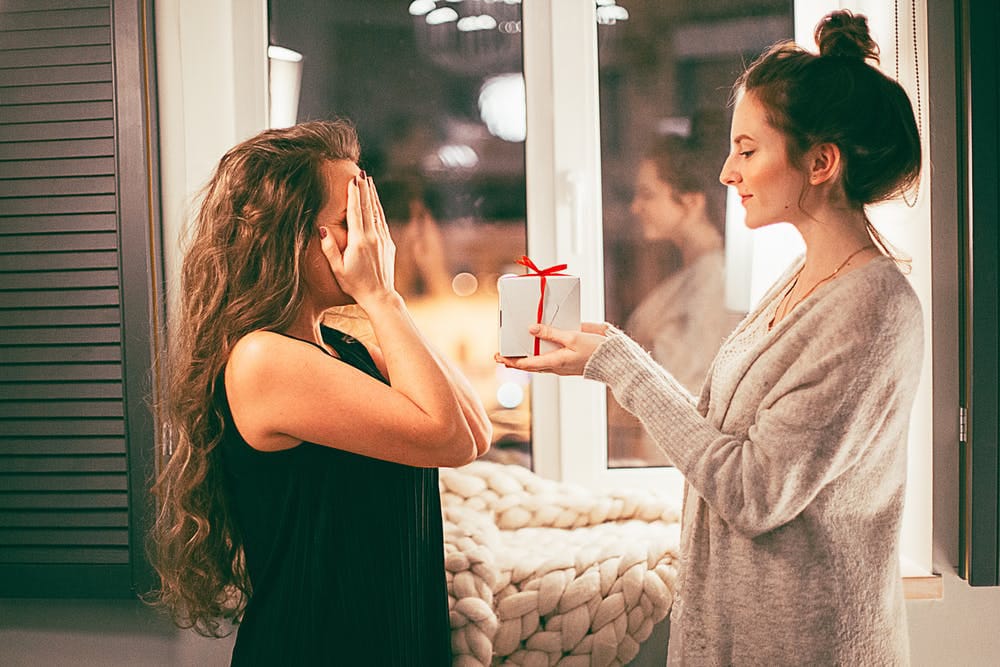 Hadiah Valentine Day untuk orang teristimewa. (Foto: Pexels/Tugu Jatim)