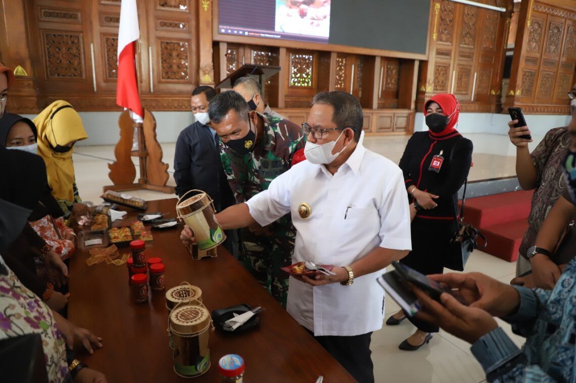 Diikuti 47 Pelaku Kuliner, Lomba Kreasi Kuliner Khas Tuban Bakal Gandeng Kaum Milenial untuk Pengembangan UMKM 1 Wabup Noor Nahar Hussein melihat hasil Lomba Cipta Kreasi Kuliner Oleh-Oleh Khas Tuban di Pendapa Kridho Manunggal Tuban untuk pengembangan UMKM. (Humas Pemkab Tuban/Tugu Jatim)