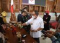Wabup Noor Nahar Hussein melihat hasil Lomba Cipta Kreasi Kuliner Oleh-Oleh Khas Tuban di Pendapa Kridho Manunggal Tuban untuk pengembangan UMKM. (Humas Pemkab Tuban/Tugu Jatim)