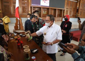 Wabup Noor Nahar Hussein melihat hasil Lomba Cipta Kreasi Kuliner Oleh-Oleh Khas Tuban di Pendapa Kridho Manunggal Tuban untuk pengembangan UMKM. (Humas Pemkab Tuban/Tugu Jatim)