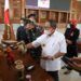 Diikuti 47 Pelaku Kuliner, Lomba Kreasi Kuliner Khas Tuban Bakal Gandeng Kaum Milenial untuk Pengembangan UMKM 8 Wabup Noor Nahar Hussein melihat hasil Lomba Cipta Kreasi Kuliner Oleh-Oleh Khas Tuban di Pendapa Kridho Manunggal Tuban untuk pengembangan UMKM. (Humas Pemkab Tuban/Tugu Jatim)