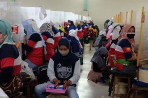 Tak Terimbas Covid-19, Jumlah Produksi Rokok Gudang Baru Justru Meningkat 20 Persen 2 Aktivitas karyawan PT Gudang Baru Berkah di tengah pandemi Covid-19. (Foto: Rap/Tugu Jatim)