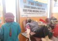 Anggota PWI dan warga mengikuti donor darah di Hari Pers Nasional 2021. (Foto: Rochim/Tugu Jatim)