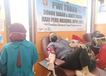 Anggota PWI dan warga mengikuti donor darah di Hari Pers Nasional 2021. (Foto: Rochim/Tugu Jatim)