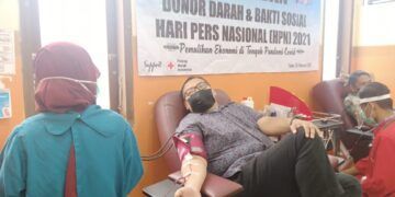 Anggota PWI dan warga mengikuti donor darah di Hari Pers Nasional 2021. (Foto: Rochim/Tugu Jatim)