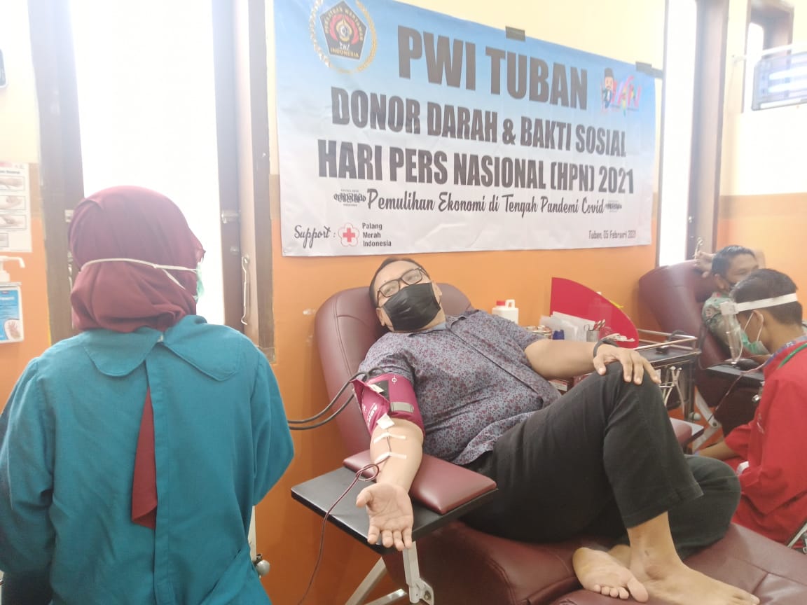 Anggota PWI dan warga mengikuti donor darah di Hari Pers Nasional 2021. (Foto: Rochim/Tugu Jatim)