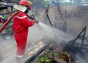 Petugas BPBD Tuban dibantu warga, TNI, dan Polri untuk memadamkan kebakaran yang menghanguskan rumah warga akibat korsleting listrik. (Foto: Humas BPBD Tuban/Tugu Jatim)