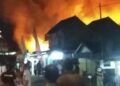 Kebakaran yang terjadi di Pasar Kepohbaru, Kecamatan Kepohbaru, Bojonegoro, Kamis malam (18/02/2021), yang mengakibatkan 350 kios dilalap si jago merah. (Foto: Istimewa/Tugu Jatim)